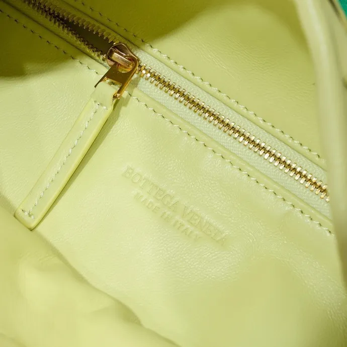 Batch 1860 #Bv new small HOP bag, the bag body and handles are made of a whole piece of woven leather. The bag body is soft and lazy. Hop symbolizes the praise of innovation and eternal craftsmanship [love]. The pyramid silhouette combines practicality and fashion. It is modern and casual. The double-sided closure design of the bag mouth is more convenient and safe! The cowhide texture also makes the bag more wear-resistant and durable. A must-have for fashionable ladies who like minimalism yet comfortable and casual! Size: 41x20.5x7.5, Model: 3966#